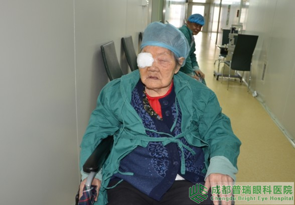 普瑞眼科医院申报吉尼斯 110白内障老人成功复明