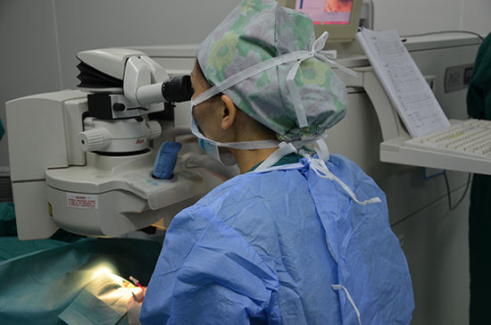 【直播】周继容主刀角膜交联术