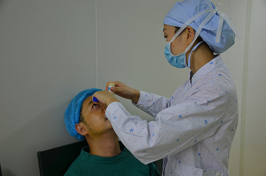 【直播】周继容主刀角膜交联术